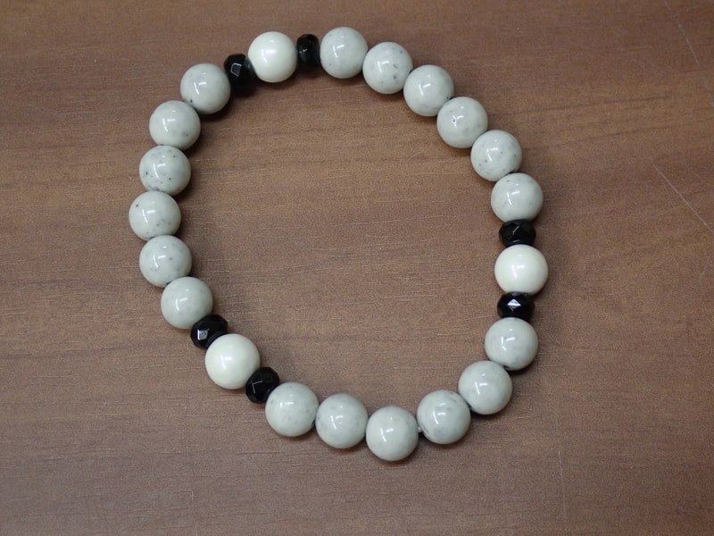 198番　8mm玉ブレスレット（玉川産北投石イエローパール、台湾産北投石、オニキス）　写真画像
