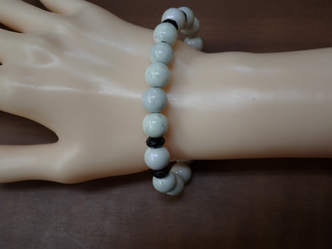 199番　10mm玉ブレスレット（玉川産北投石スーパーパールホワイト、台湾産北投石、オニキス）　写真画像