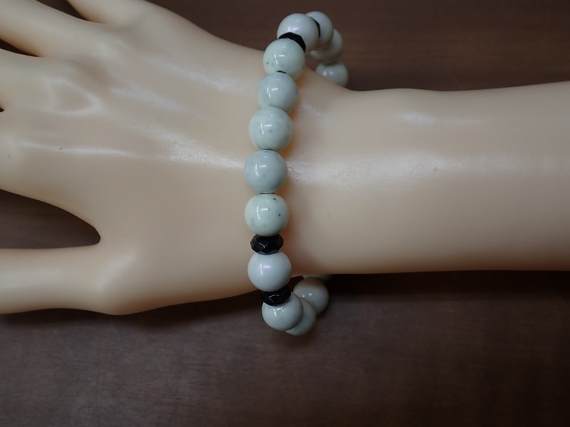 199番　10mm玉ブレスレット（玉川産北投石スーパーパールホワイト、台湾産北投石、オニキス）　写真画像