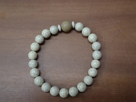 210番　８ｍｍブレスレット（玉川産北投石天然色10ｍｍ、台湾産北投石、ボタン）　写真画像