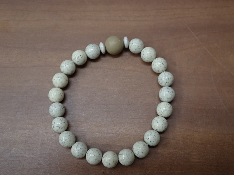 210番　８ｍｍブレスレット（玉川産北投石天然色10ｍｍ、台湾産北投石、ボタン）　写真画像